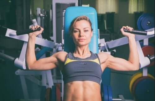 Kvinne som trener for å bygge muskelmasse.