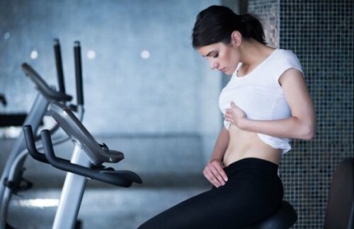 Kvinne i treningsstudio.