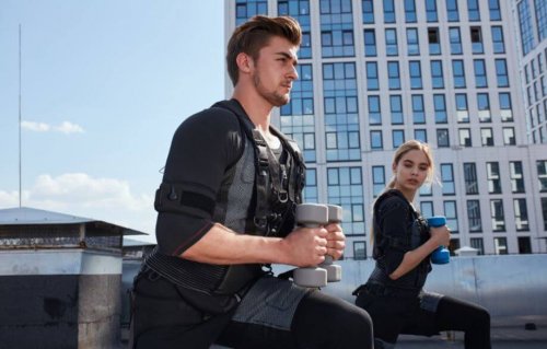 Par som trener med en vektvest.