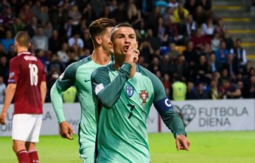 Cristiano Ronaldo på banen.