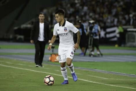 En Colo-Colo-spiller under et av de klassiske møtene i chilensk fotball