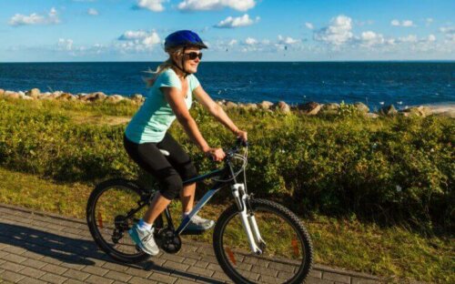 En kvinne som feirer sykkeldagen.