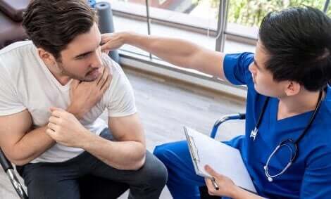 En skadet idrettsutøver som snakker med fysioterapeuten sin for å lage en plan for rask bedring