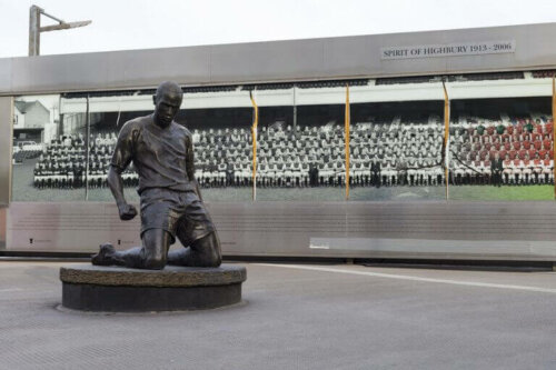En statue av Thierry Henry.