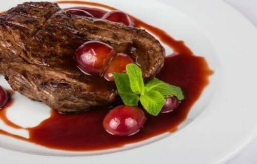 Hemejern finnes i kjøtt.