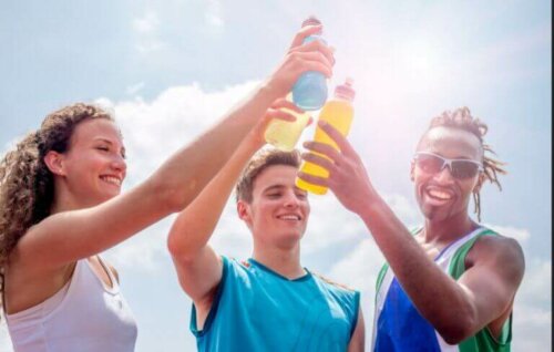 Idrettsutøvere som drikker elektrolytter.