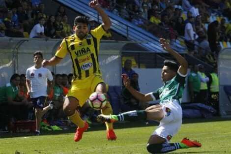 To spillere fra Santiago Wanderers og Everton-laget midt i en fotballkamp