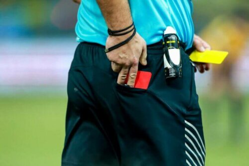 Dommer strekker seg etter et rødt kort