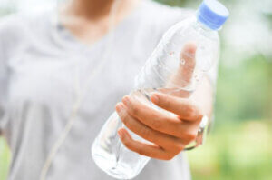 Styrketrening hjemme: En treningsøkt ved bruk av flasker