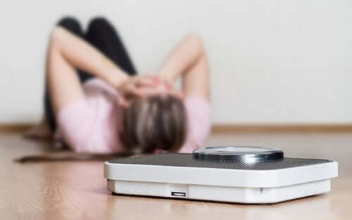 Kvinne fortvilet over vekten.