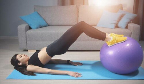 Kvinne gjør rotasjonsøvelser med en fitnessball