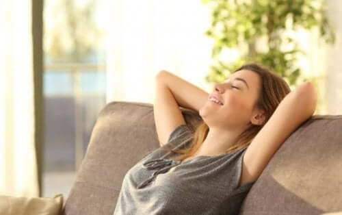 Kvinne som slapper av.