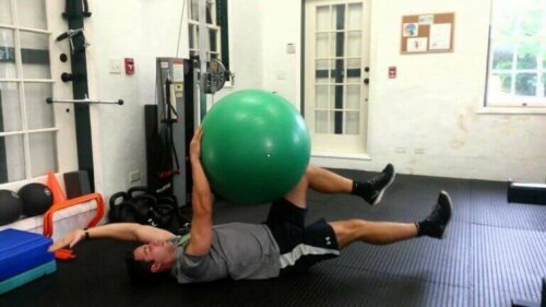 Mann bruker en fitnessball