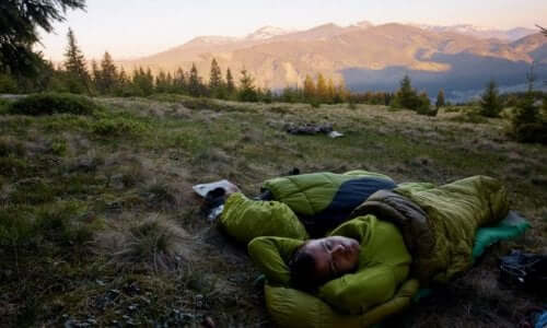 En som mann sover utendørs
