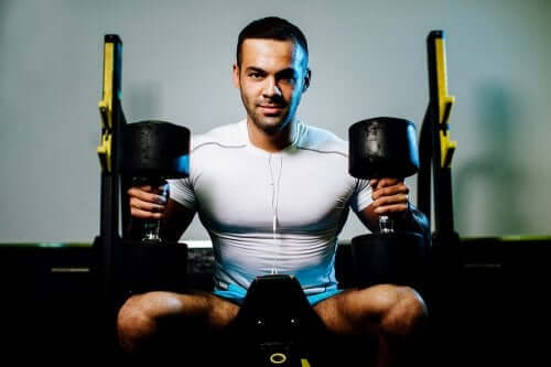 Mann som trener og er nybegynner.