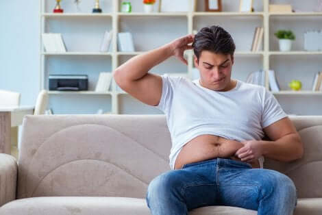 En mann som lever en stillesittende livsstil.