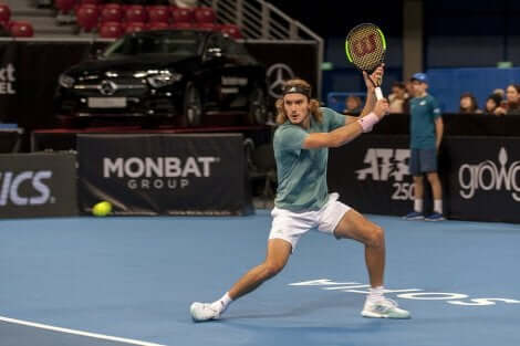 En tennisspiller i en kamp.