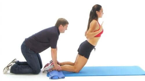 Kvinne som trener hamstrings.