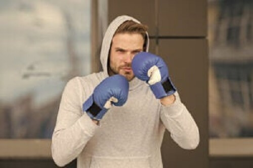 Mann som trener boksing.