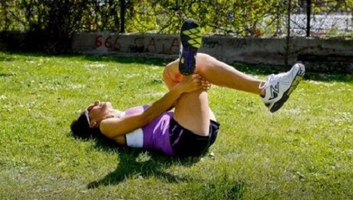 Strekke ut musklene på gresset.