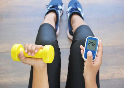 En diabetiker som tar blodsukkeret under trening