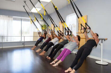 En gruppe som gjør TRX-roing