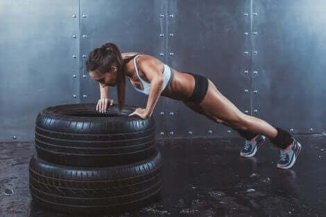 En kvinne som gjør CrossFit-øvelser med dekk