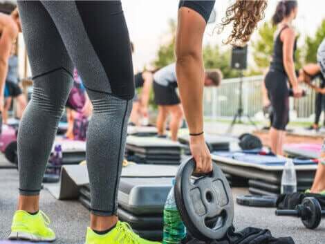 En kvinne som plukker opp en vekt