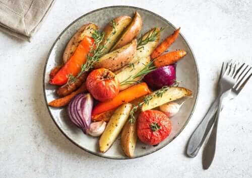 Noen grønnsaker stekte på en tallerken.