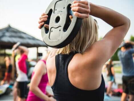 Triceps-øvelser i en aerobic-klasse