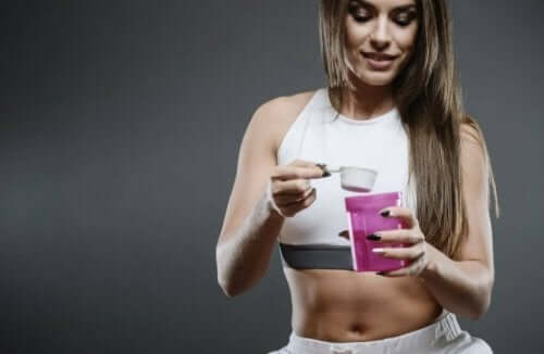 Kvinne tar kosttilskudd.