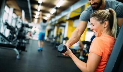 De beste treningsøktene for å tone armene