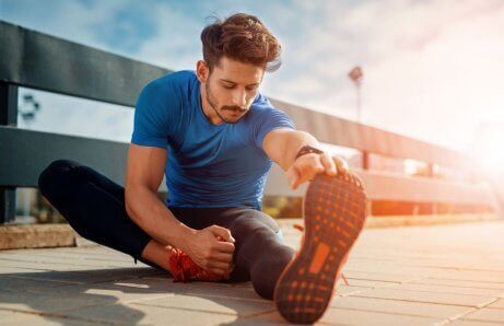 en mann som tøyer ut