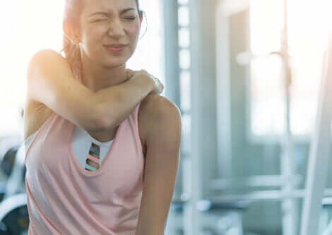 kvinne med muskelsmerter