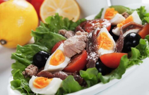 Salat med egg.
