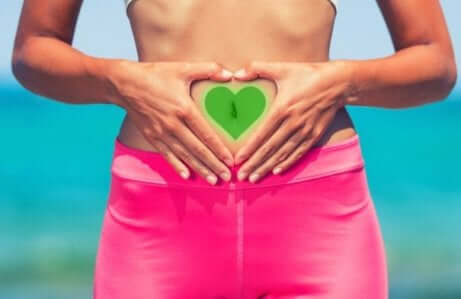 Kvinne med et hjerte over magen for å simbolisere omsorgen for tarmfloraen