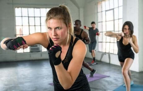 Kvinne som trener i sal med flere personer