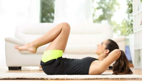 Kvinne gjør crunches.