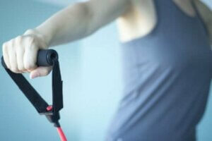 6 gode øvelser for brystet med motstandsbånd