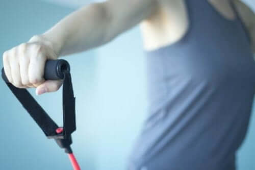 6 gode øvelser for brystet med motstandsbånd