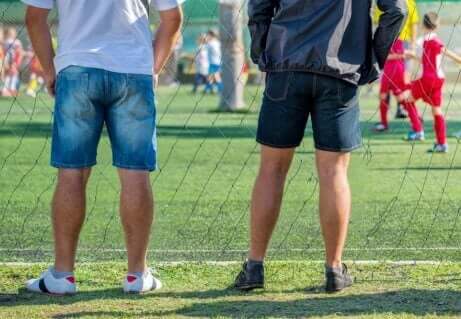 Foreldre og trenere kan hjelpe til med å takle dommerfeil.