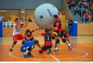 Kin-ball: Et spill designet for å fremme lagarbeid