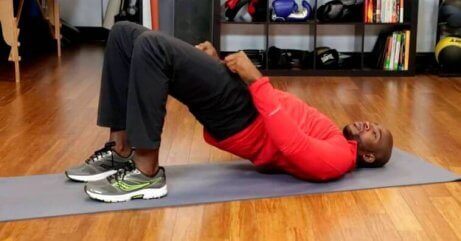 Mann gjør kegeløvelser