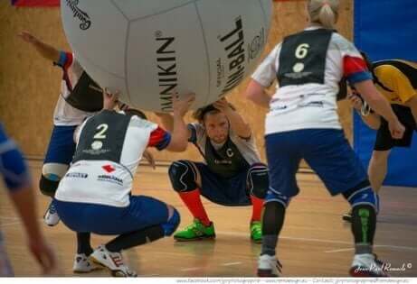 Personer spiller kin-ball