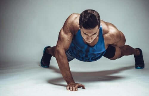 Armhevinger med en arm for å tone kroppen.