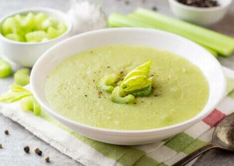 En bolle med grønnsakssuppe for å nyte de helsemessige fordelene med selleri.