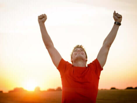 En mann som feirer en idrettsprestasjon.