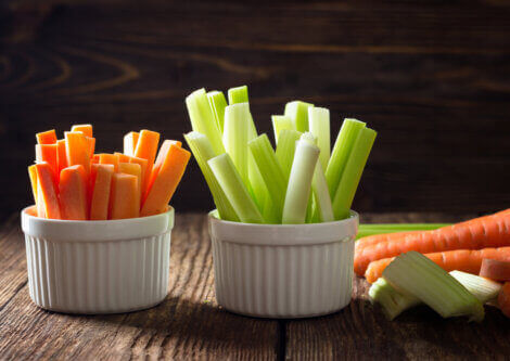 Selleri og gulrot delt opp og satt i skåler.