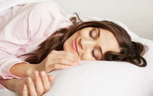 Kvinne som sover uten å tenke på vekten.
