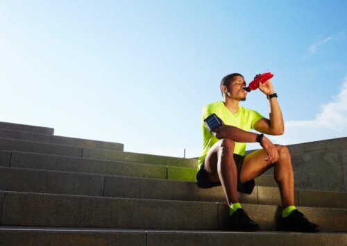 Mann som drikker sportsdrikk.